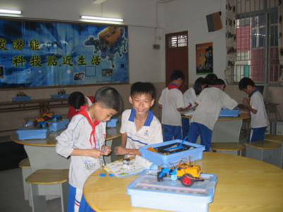 校内的电脑机器人选拔赛