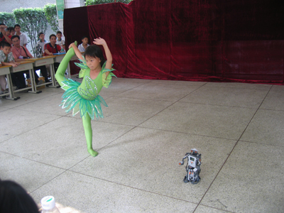 广州市智能机器人比赛我校的学生与机器人共舞