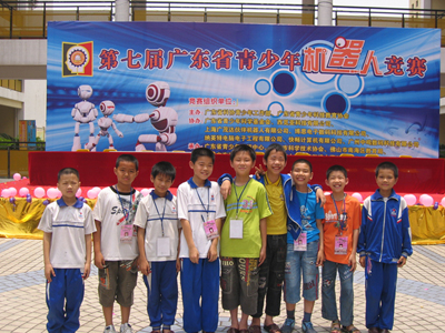 第七届广东省青少年机器人竞赛队员合影
