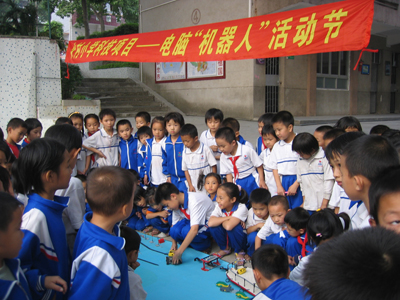 我校举行了科技节,电脑机器人展示现场