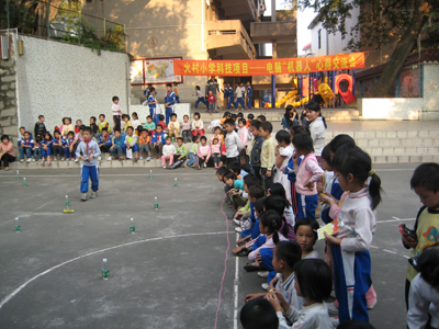 科技活动周的遥控车绕标竞赛比赛