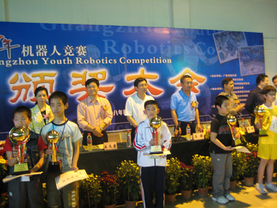 广州市青少年机器人竞赛颁奖现场,我校获小学组足球第一名