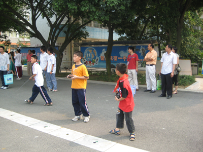 遥控飞机穿越龙门表演——区的科技活动月交流活动