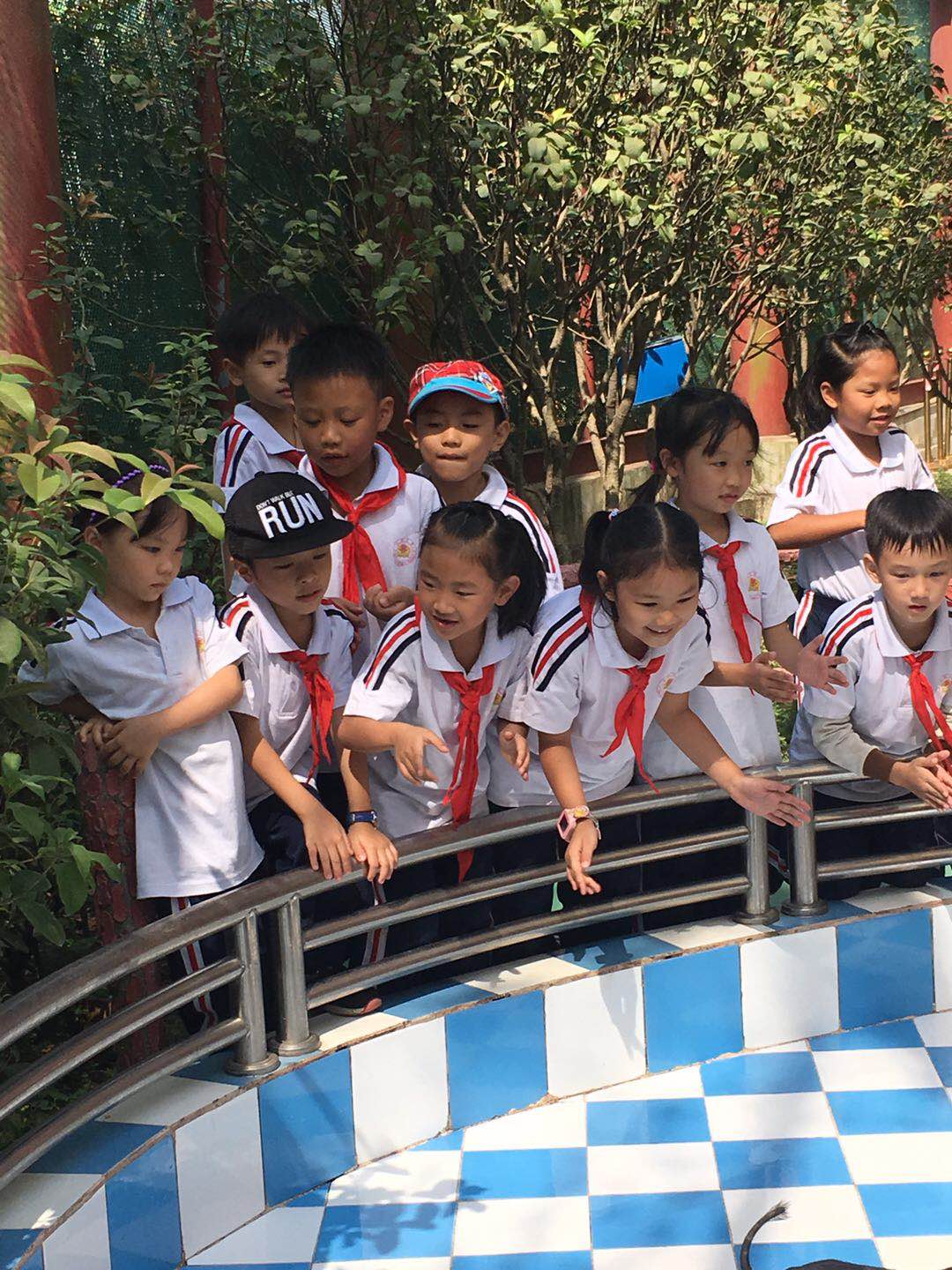 “与秋天拥抱,和快乐同行”